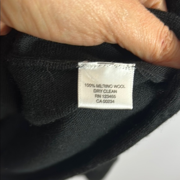 Lord & Taylor Black Extra Fine Merino Wool Sweater Size Medium - Picture 8 of 9